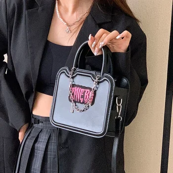 Готически дамски чанти за жени Y2k с буквенной на веригата, черна квадратна чанта в стил хай стрийт в стил пънк, новата модерна дизайнерска луксозна чанта през рамо