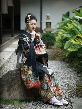 Жена японското традиционно кимоно великолепния черен цвят с флорални принтом, класически костюм юката с дълъг ръкав за cosplay, рокля за изпълнения
